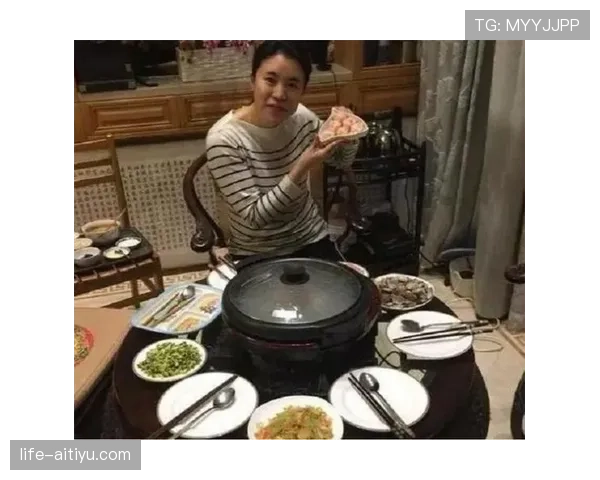 王楠晒家常照，厨房那把刀都比我一个月工资值